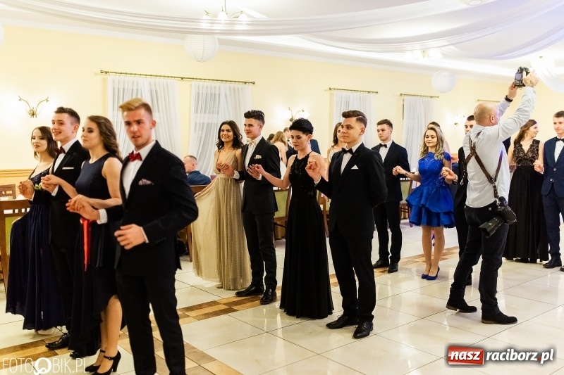 Zdjęcie w galerii na portalu naszraciborz.pl: Sportowcy i mundurowi z ZSOMS na studniówce w Pogrzebieniu  wiadomości z regionu