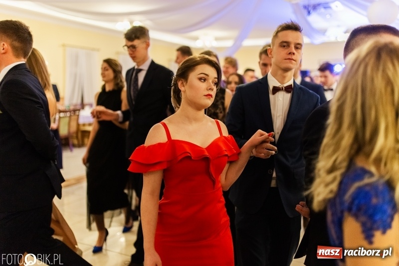 Zdjęcie w galerii na portalu naszraciborz.pl: Sportowcy i mundurowi z ZSOMS na studniówce w Pogrzebieniu  wiadomości z regionu