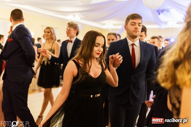 Zdjęcie w galerii na portalu naszraciborz.pl: Sportowcy i mundurowi z ZSOMS na studniówce w Pogrzebieniu  wiadomości z regionu