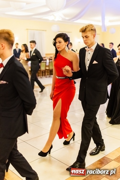 Zdjęcie w galerii na portalu naszraciborz.pl: Sportowcy i mundurowi z ZSOMS na studniówce w Pogrzebieniu  wiadomości z regionu