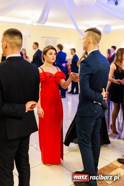 Zdjęcie w galerii na portalu naszraciborz.pl: Sportowcy i mundurowi z ZSOMS na studniówce w Pogrzebieniu  wiadomości z regionu