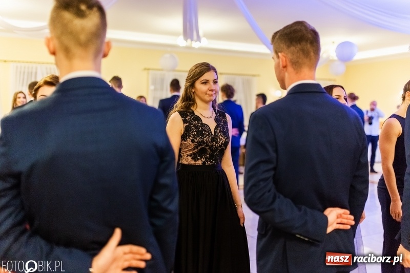 Zdjęcie w galerii na portalu naszraciborz.pl: Sportowcy i mundurowi z ZSOMS na studniówce w Pogrzebieniu  wiadomości z regionu