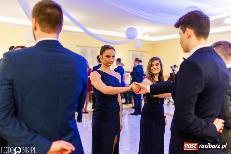 Zdjęcie w galerii na portalu naszraciborz.pl: Sportowcy i mundurowi z ZSOMS na studniówce w Pogrzebieniu  wiadomości z regionu