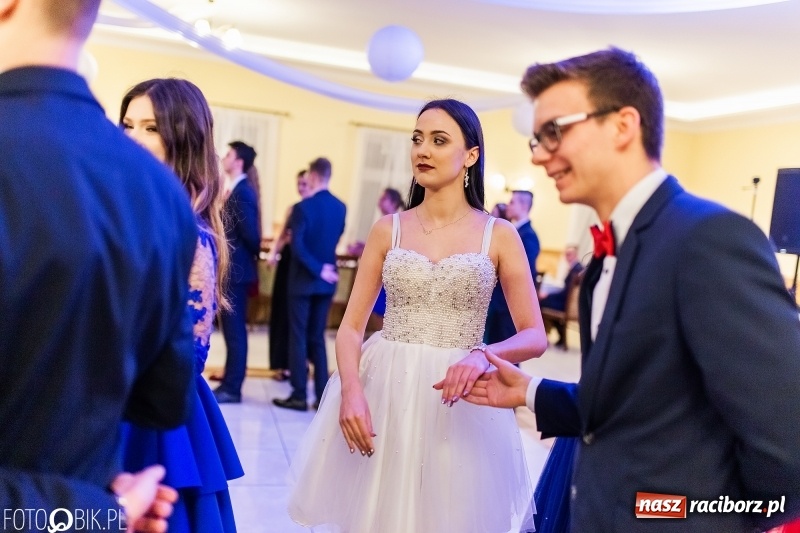 Zdjęcie w galerii na portalu naszraciborz.pl: Sportowcy i mundurowi z ZSOMS na studniówce w Pogrzebieniu  wiadomości z regionu