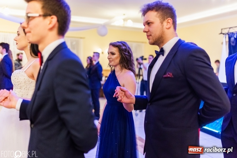 Zdjęcie w galerii na portalu naszraciborz.pl: Sportowcy i mundurowi z ZSOMS na studniówce w Pogrzebieniu  wiadomości z regionu