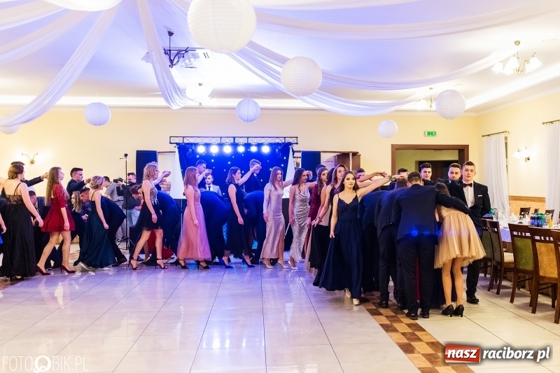 Zdjęcie w galerii na portalu naszraciborz.pl: Sportowcy i mundurowi z ZSOMS na studniówce w Pogrzebieniu  wiadomości z regionu