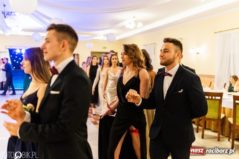 Zdjęcie w galerii na portalu naszraciborz.pl: Sportowcy i mundurowi z ZSOMS na studniówce w Pogrzebieniu  wiadomości z regionu