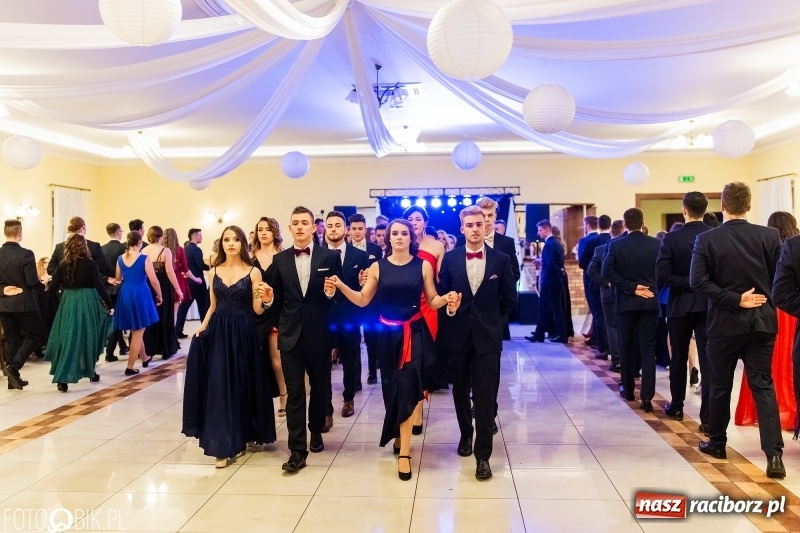 Zdjęcie w galerii na portalu naszraciborz.pl: Sportowcy i mundurowi z ZSOMS na studniówce w Pogrzebieniu  wiadomości z regionu