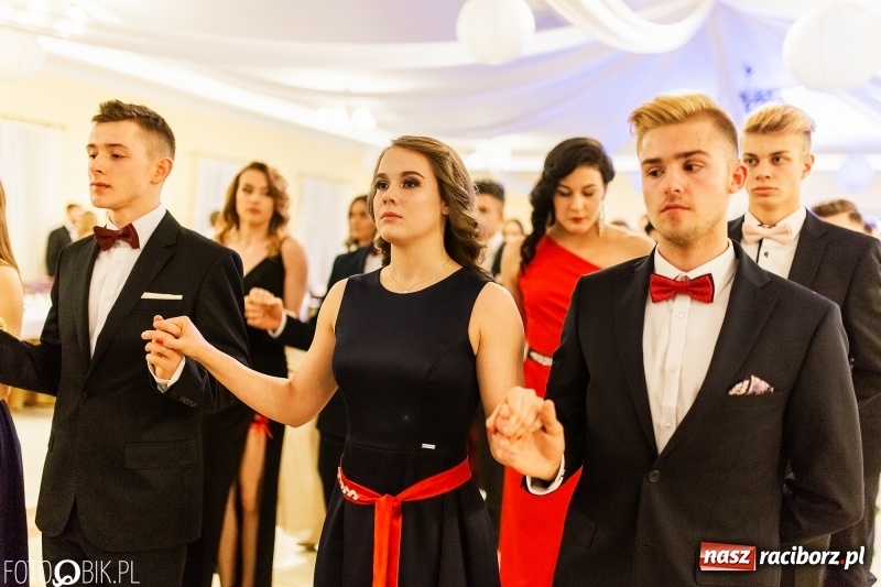 Zdjęcie w galerii na portalu naszraciborz.pl: Sportowcy i mundurowi z ZSOMS na studniówce w Pogrzebieniu  wiadomości z regionu