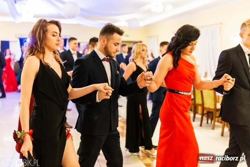 Zdjęcie w galerii na portalu naszraciborz.pl: Sportowcy i mundurowi z ZSOMS na studniówce w Pogrzebieniu  wiadomości z regionu