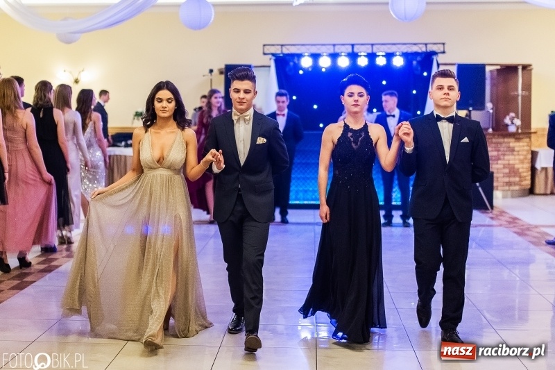 Zdjęcie w galerii na portalu naszraciborz.pl: Sportowcy i mundurowi z ZSOMS na studniówce w Pogrzebieniu  wiadomości z regionu