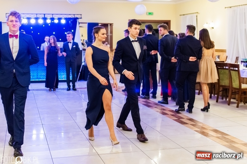 Zdjęcie w galerii na portalu naszraciborz.pl: Sportowcy i mundurowi z ZSOMS na studniówce w Pogrzebieniu  wiadomości z regionu