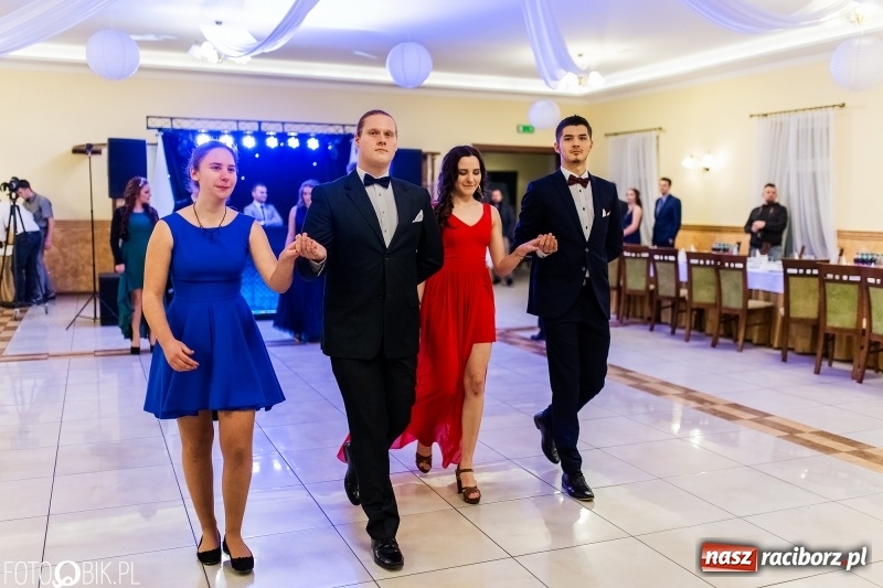 Zdjęcie w galerii na portalu naszraciborz.pl: Sportowcy i mundurowi z ZSOMS na studniówce w Pogrzebieniu  wiadomości z regionu