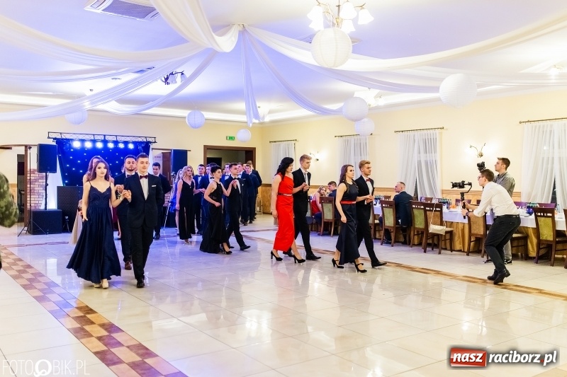 Zdjęcie w galerii na portalu naszraciborz.pl: Sportowcy i mundurowi z ZSOMS na studniówce w Pogrzebieniu  wiadomości z regionu