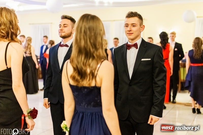 Zdjęcie w galerii na portalu naszraciborz.pl: Sportowcy i mundurowi z ZSOMS na studniówce w Pogrzebieniu  wiadomości z regionu