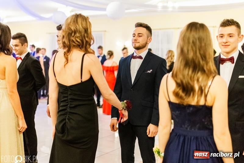 Zdjęcie w galerii na portalu naszraciborz.pl: Sportowcy i mundurowi z ZSOMS na studniówce w Pogrzebieniu  wiadomości z regionu