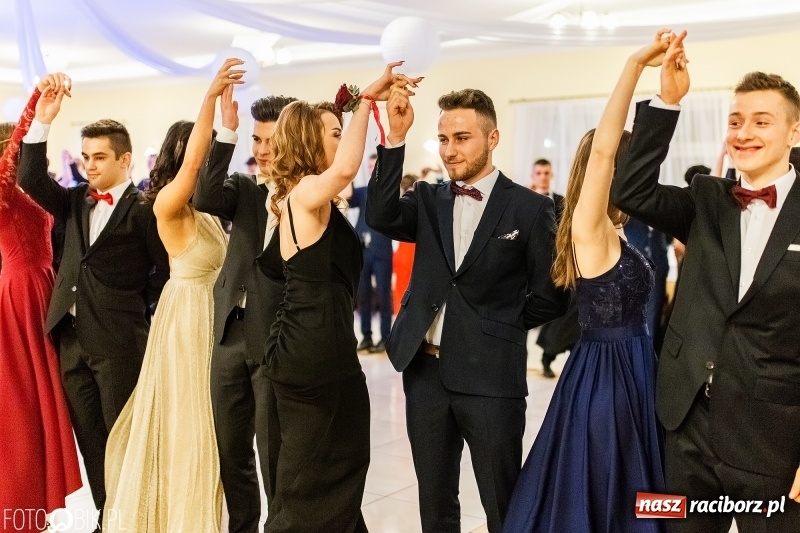 Zdjęcie w galerii na portalu naszraciborz.pl: Sportowcy i mundurowi z ZSOMS na studniówce w Pogrzebieniu  wiadomości z regionu