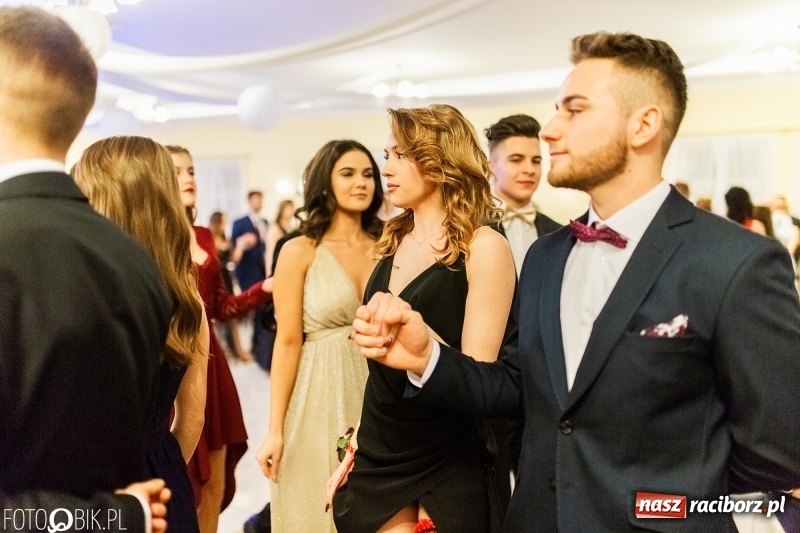 Zdjęcie w galerii na portalu naszraciborz.pl: Sportowcy i mundurowi z ZSOMS na studniówce w Pogrzebieniu  wiadomości z regionu