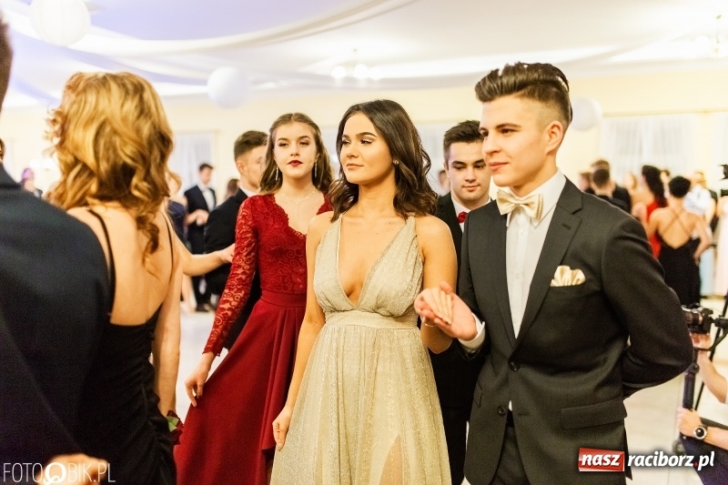 Zdjęcie w galerii na portalu naszraciborz.pl: Sportowcy i mundurowi z ZSOMS na studniówce w Pogrzebieniu  wiadomości z regionu