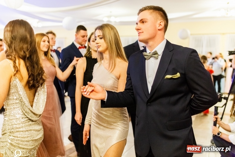 Zdjęcie w galerii na portalu naszraciborz.pl: Sportowcy i mundurowi z ZSOMS na studniówce w Pogrzebieniu  wiadomości z regionu