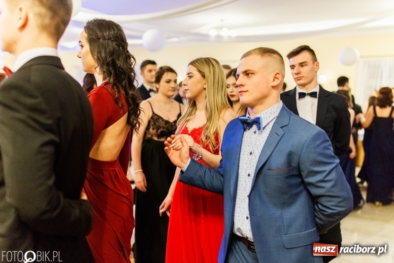 Zdjęcie w galerii na portalu naszraciborz.pl: Sportowcy i mundurowi z ZSOMS na studniówce w Pogrzebieniu  wiadomości z regionu