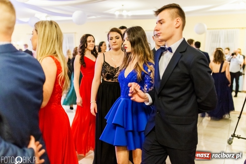 Zdjęcie w galerii na portalu naszraciborz.pl: Sportowcy i mundurowi z ZSOMS na studniówce w Pogrzebieniu  wiadomości z regionu