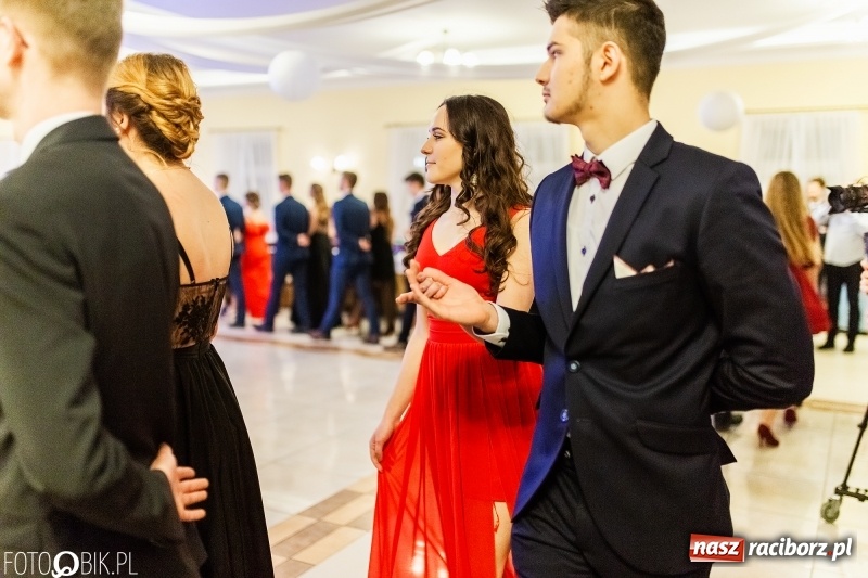 Zdjęcie w galerii na portalu naszraciborz.pl: Sportowcy i mundurowi z ZSOMS na studniówce w Pogrzebieniu  wiadomości z regionu