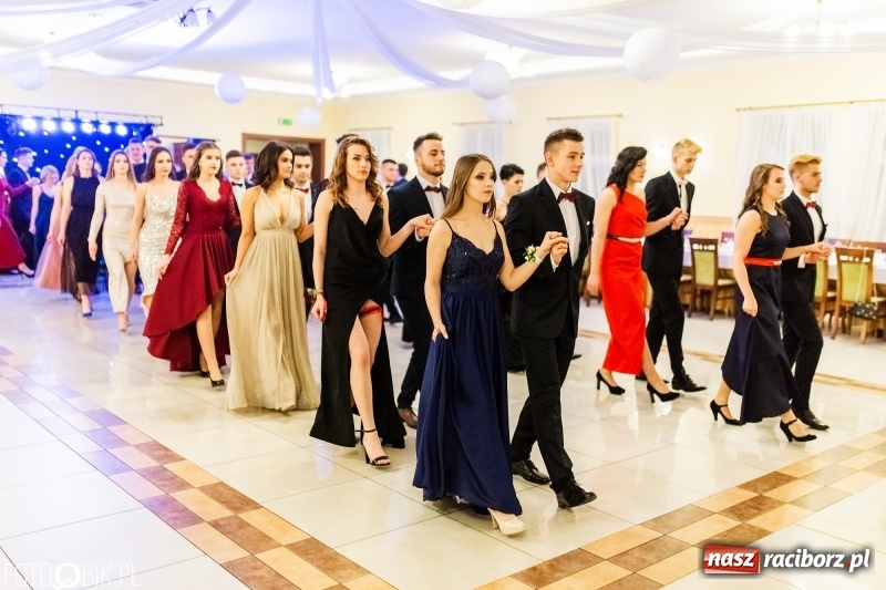 Zdjęcie w galerii na portalu naszraciborz.pl: Sportowcy i mundurowi z ZSOMS na studniówce w Pogrzebieniu  wiadomości z regionu