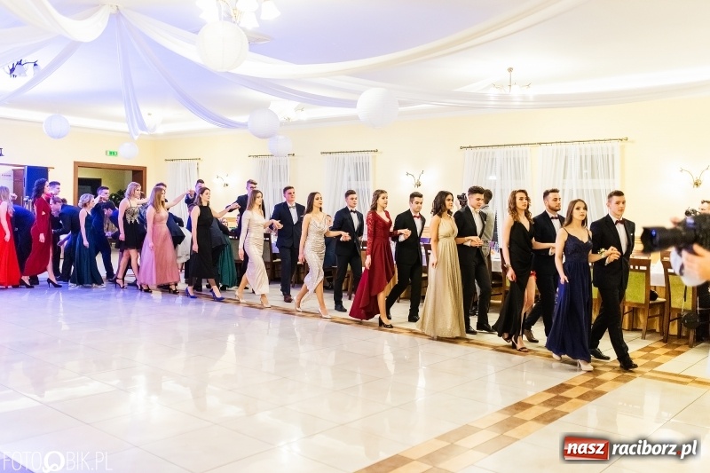 Zdjęcie w galerii na portalu naszraciborz.pl: Sportowcy i mundurowi z ZSOMS na studniówce w Pogrzebieniu  wiadomości z regionu