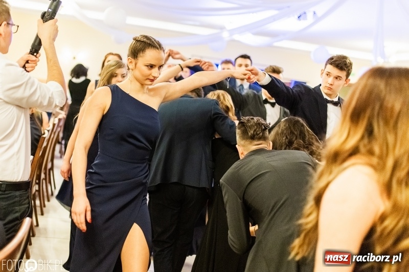 Zdjęcie w galerii na portalu naszraciborz.pl: Sportowcy i mundurowi z ZSOMS na studniówce w Pogrzebieniu  wiadomości z regionu