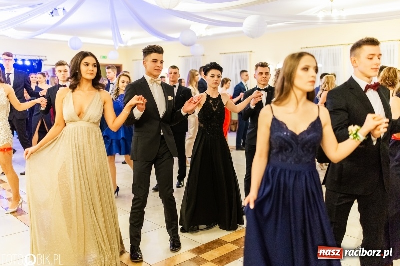 Zdjęcie w galerii na portalu naszraciborz.pl: Sportowcy i mundurowi z ZSOMS na studniówce w Pogrzebieniu  wiadomości z regionu