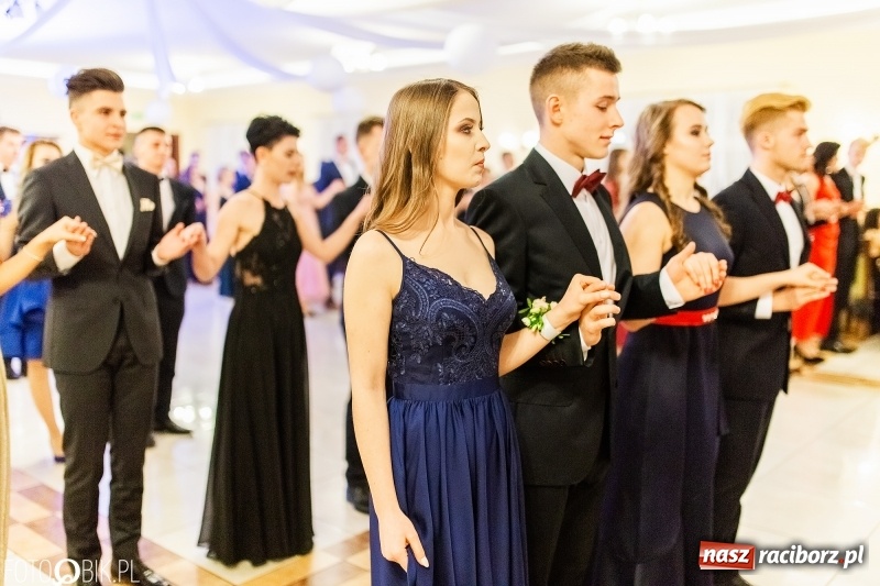 Zdjęcie w galerii na portalu naszraciborz.pl: Sportowcy i mundurowi z ZSOMS na studniówce w Pogrzebieniu  wiadomości z regionu