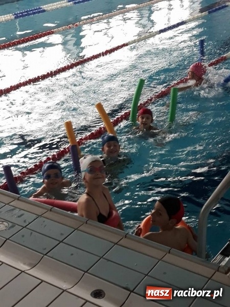 Zdjęcie w galerii na portalu naszraciborz.pl: W kuźniańskiej szkole potrafią już pływać wiadomości z regionu
