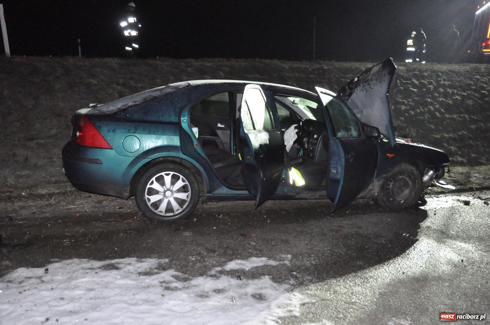 Zdjęcie w galerii na portalu naszraciborz.pl: Ford staranował policyjny radiowóz na DK 78. Dwóch funkcjonariuszy w szpitalu FOTO WIDEO wiadomości z regionu
