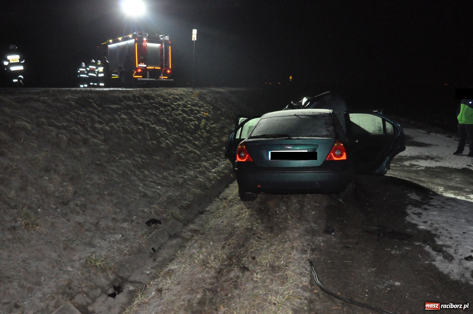 Zdjęcie w galerii na portalu naszraciborz.pl: Ford staranował policyjny radiowóz na DK 78. Dwóch funkcjonariuszy w szpitalu FOTO WIDEO wiadomości z regionu