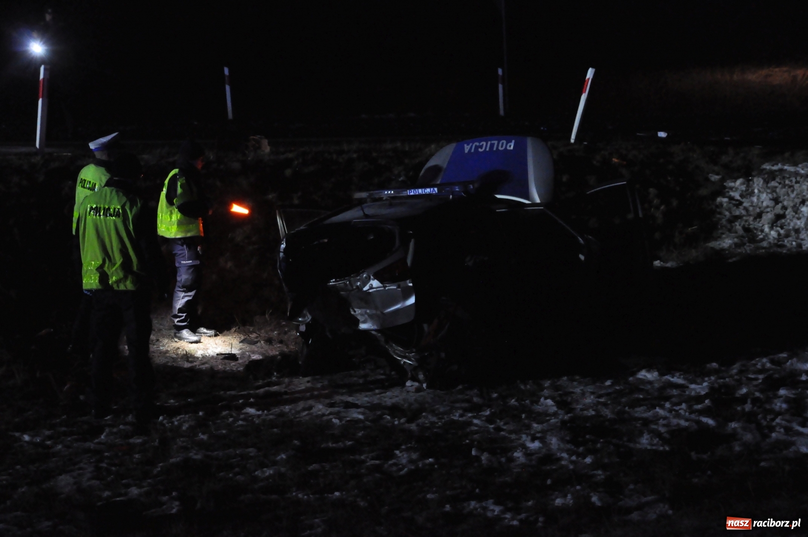 Zdjęcie w galerii na portalu naszraciborz.pl: Ford staranował policyjny radiowóz na DK 78. Dwóch funkcjonariuszy w szpitalu FOTO WIDEO wiadomości z regionu