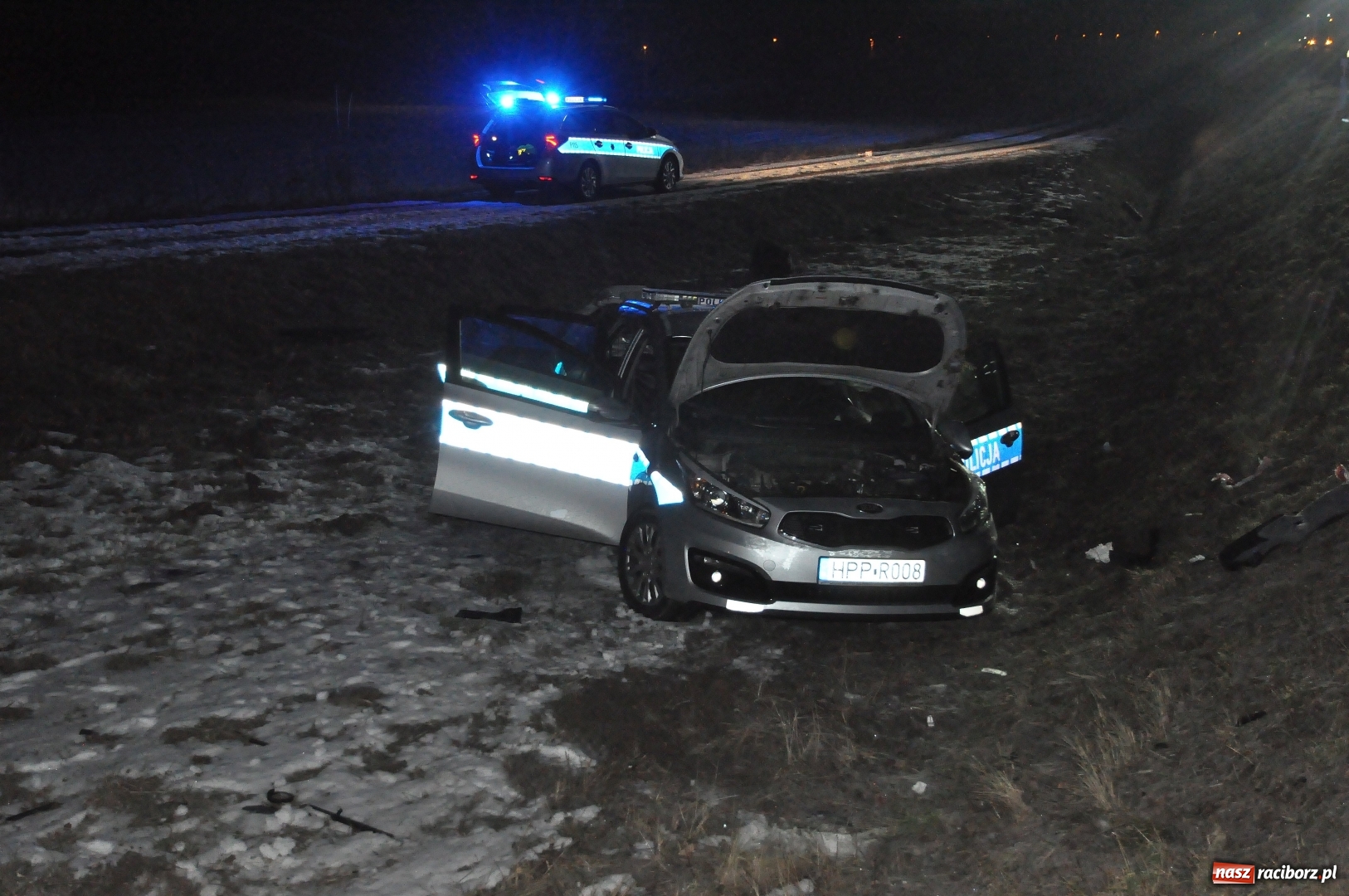 Zdjęcie w galerii na portalu naszraciborz.pl: Ford staranował policyjny radiowóz na DK 78. Dwóch funkcjonariuszy w szpitalu FOTO WIDEO wiadomości z regionu