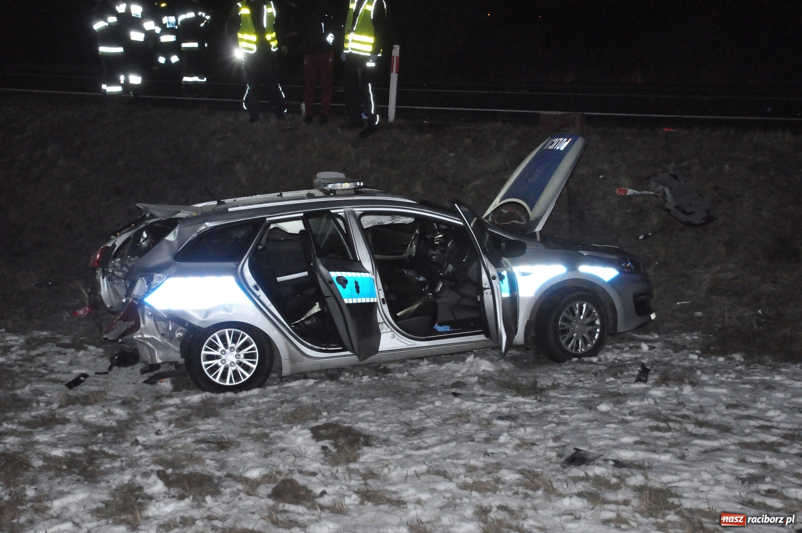 Zdjęcie w galerii na portalu naszraciborz.pl: Ford staranował policyjny radiowóz na DK 78. Dwóch funkcjonariuszy w szpitalu FOTO WIDEO wiadomości z regionu