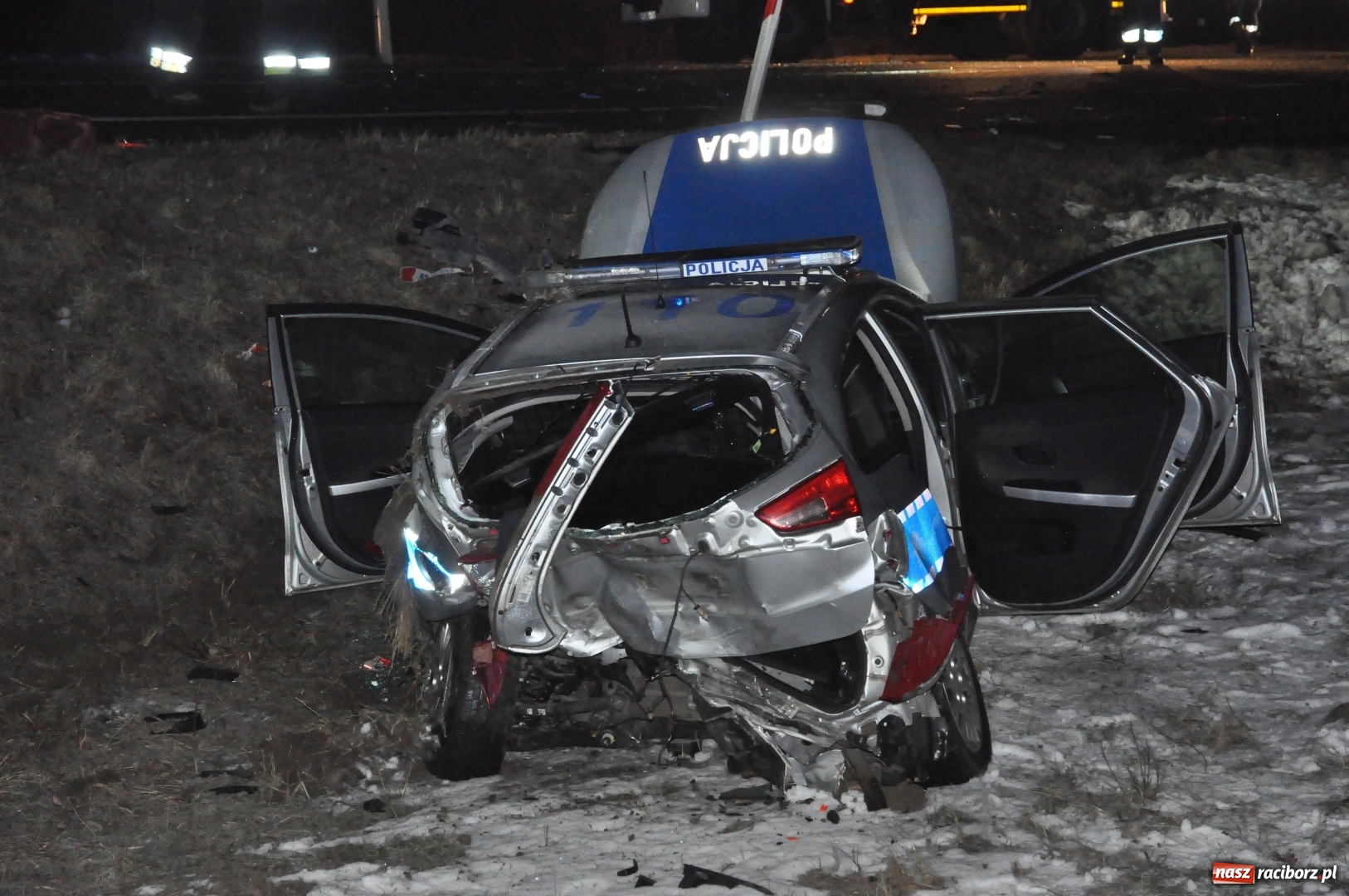 Zdjęcie w galerii na portalu naszraciborz.pl: Ford staranował policyjny radiowóz na DK 78. Dwóch funkcjonariuszy w szpitalu FOTO WIDEO wiadomości z regionu