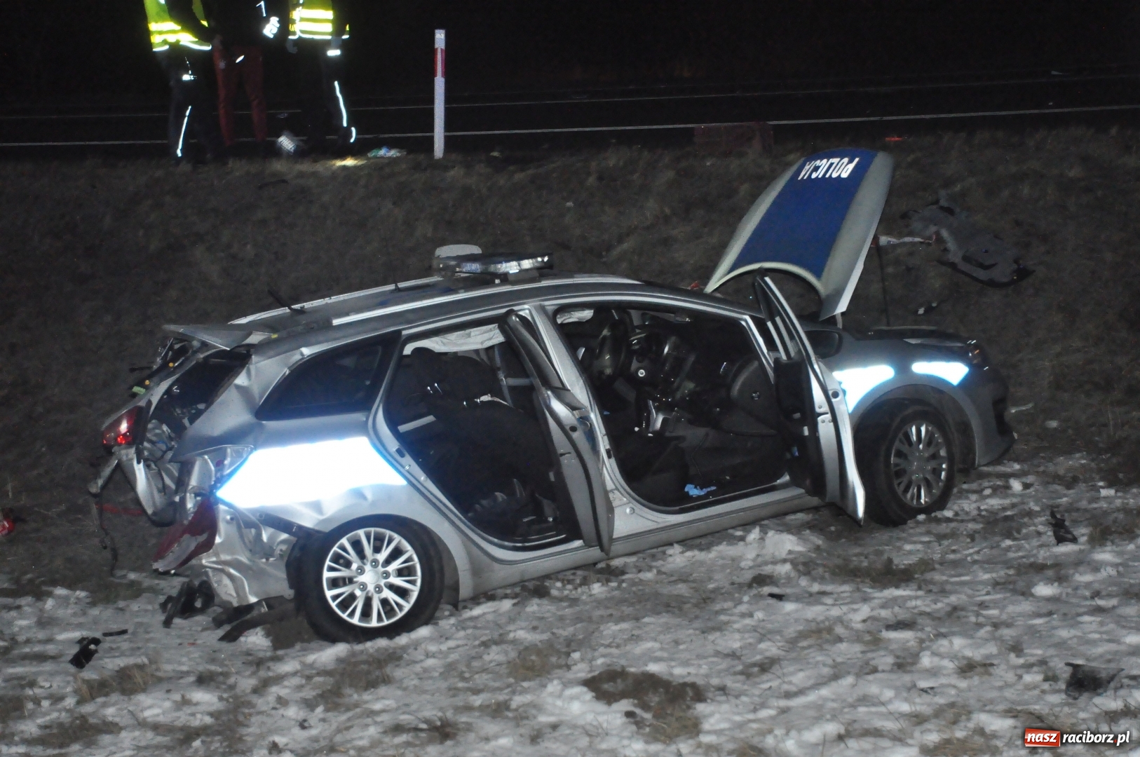Zdjęcie w galerii na portalu naszraciborz.pl: Ford staranował policyjny radiowóz na DK 78. Dwóch funkcjonariuszy w szpitalu FOTO WIDEO wiadomości z regionu