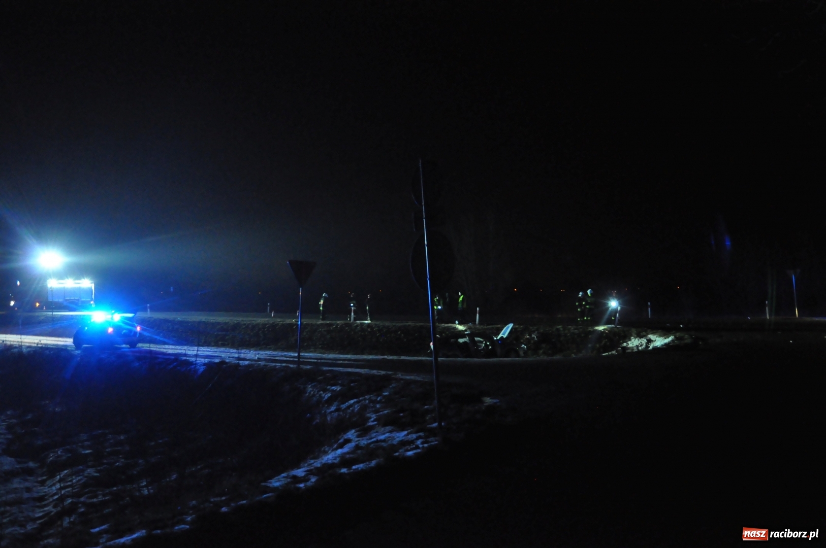 Zdjęcie w galerii na portalu naszraciborz.pl: Ford staranował policyjny radiowóz na DK 78. Dwóch funkcjonariuszy w szpitalu FOTO WIDEO wiadomości z regionu