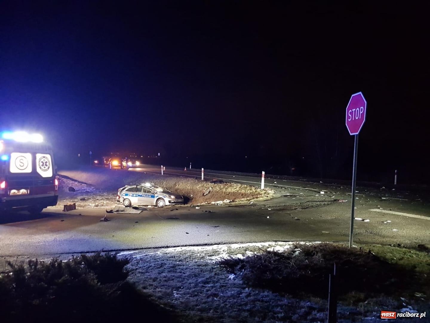 Zdjęcie w galerii na portalu naszraciborz.pl: Ford staranował policyjny radiowóz na DK 78. Dwóch funkcjonariuszy w szpitalu FOTO WIDEO wiadomości z regionu