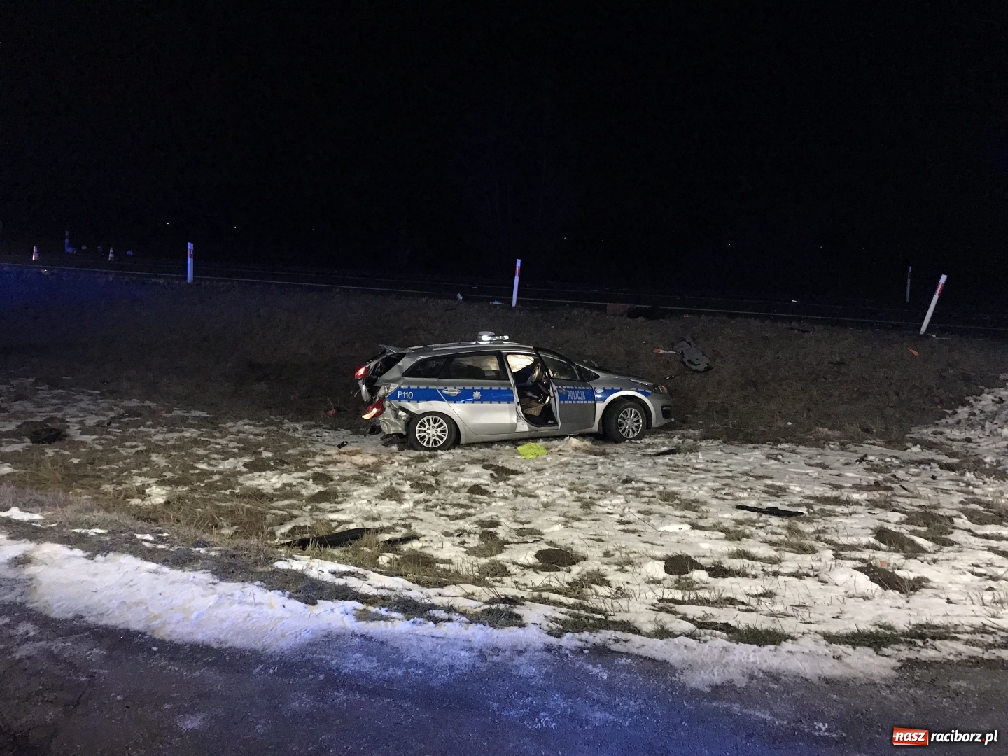 Zdjęcie w galerii na portalu naszraciborz.pl: Ford staranował policyjny radiowóz na DK 78. Dwóch funkcjonariuszy w szpitalu FOTO WIDEO wiadomości z regionu