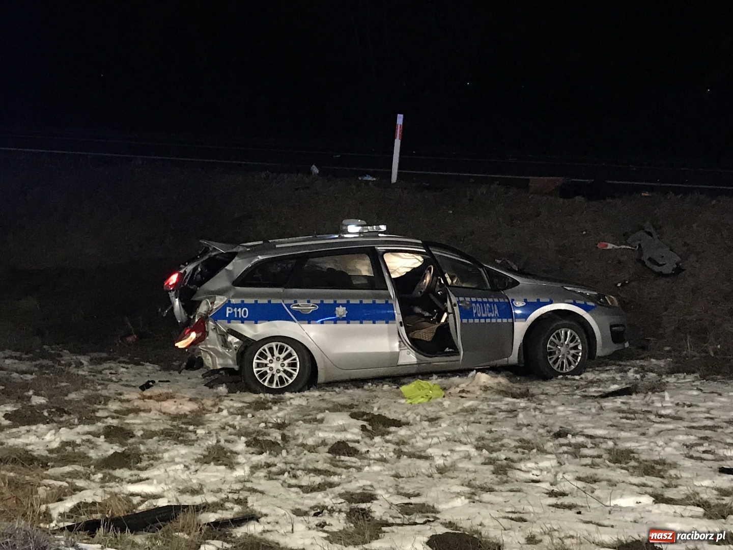 Zdjęcie w galerii na portalu naszraciborz.pl: Ford staranował policyjny radiowóz na DK 78. Dwóch funkcjonariuszy w szpitalu FOTO WIDEO wiadomości z regionu