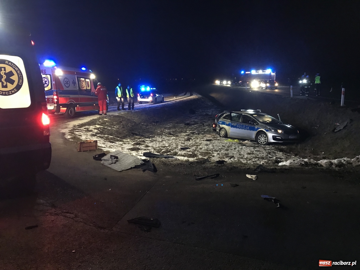Zdjęcie w galerii na portalu naszraciborz.pl: Ford staranował policyjny radiowóz na DK 78. Dwóch funkcjonariuszy w szpitalu FOTO WIDEO wiadomości z regionu
