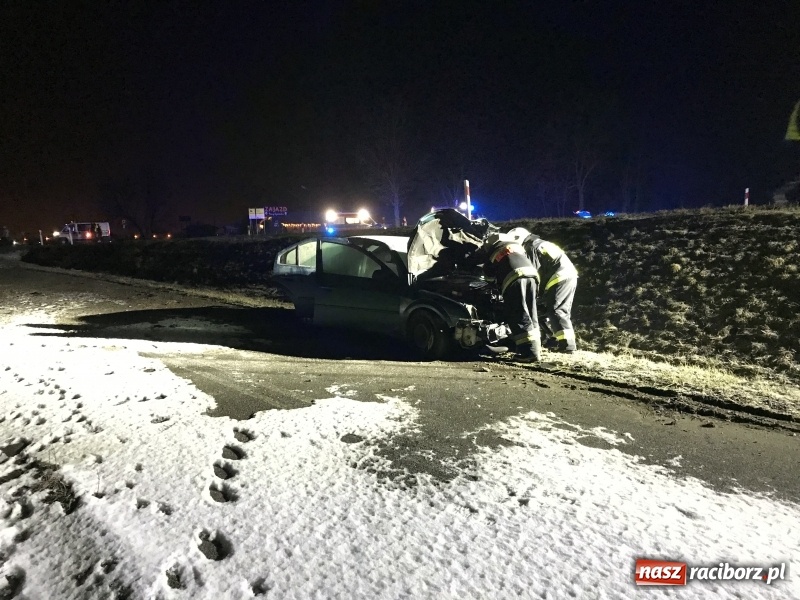 Zdjęcie w galerii na portalu naszraciborz.pl: Ford staranował policyjny radiowóz na DK 78. Dwóch funkcjonariuszy w szpitalu FOTO WIDEO wiadomości z regionu