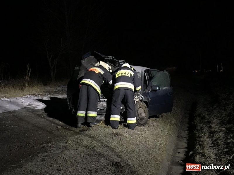 Zdjęcie w galerii na portalu naszraciborz.pl: Ford staranował policyjny radiowóz na DK 78. Dwóch funkcjonariuszy w szpitalu FOTO WIDEO wiadomości z regionu