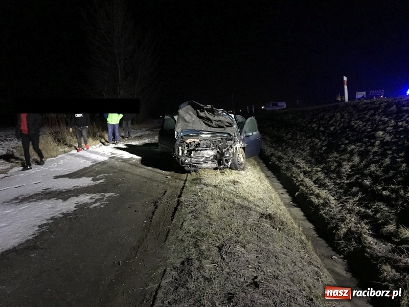 Zdjęcie w galerii na portalu naszraciborz.pl: Ford staranował policyjny radiowóz na DK 78. Dwóch funkcjonariuszy w szpitalu FOTO WIDEO wiadomości z regionu