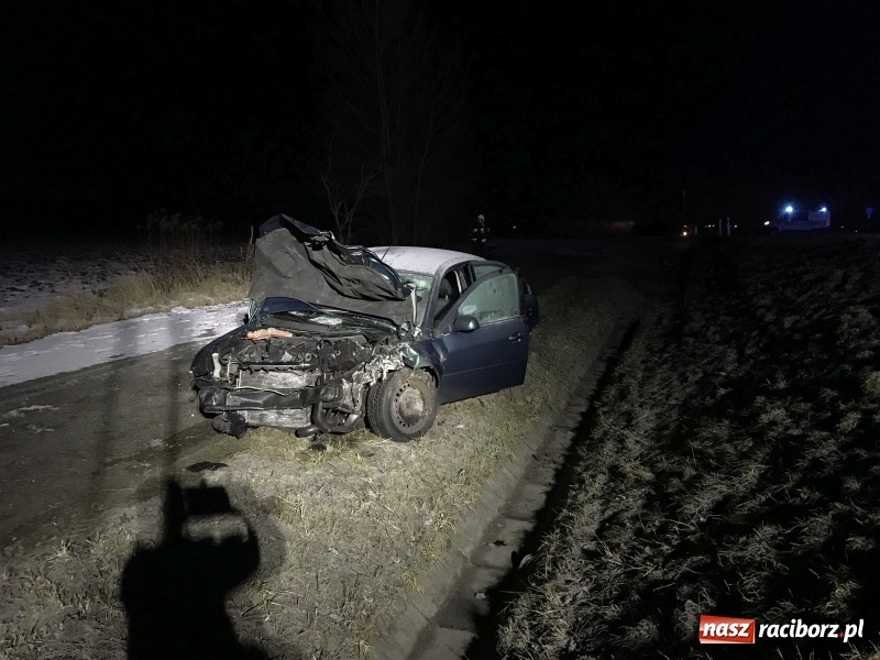 Zdjęcie w galerii na portalu naszraciborz.pl: Ford staranował policyjny radiowóz na DK 78. Dwóch funkcjonariuszy w szpitalu FOTO WIDEO wiadomości z regionu