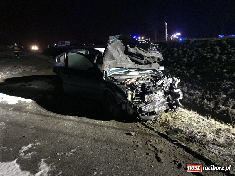 Zdjęcie w galerii na portalu naszraciborz.pl: Ford staranował policyjny radiowóz na DK 78. Dwóch funkcjonariuszy w szpitalu FOTO WIDEO wiadomości z regionu